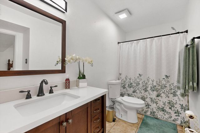 832 Mesa Viejo Street SW, Albuquerque, NM 87121