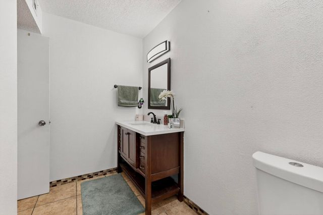 832 Mesa Viejo Street SW, Albuquerque, NM 87121