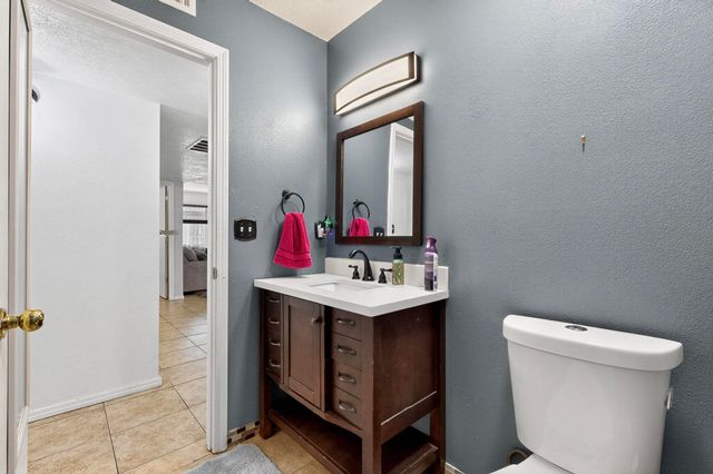 832 Mesa Viejo Street SW, Albuquerque, NM 87121