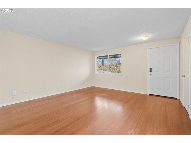 955 Se HOGAN Rd, Gresham, OR 97080