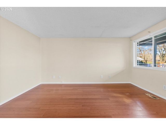 955 Se HOGAN Rd, Gresham, OR 97080