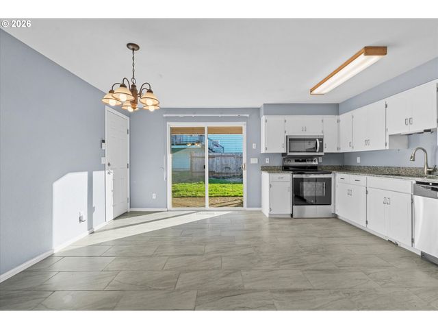 955 Se HOGAN Rd, Gresham, OR 97080