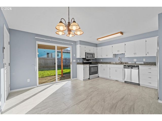 955 Se HOGAN Rd, Gresham, OR 97080