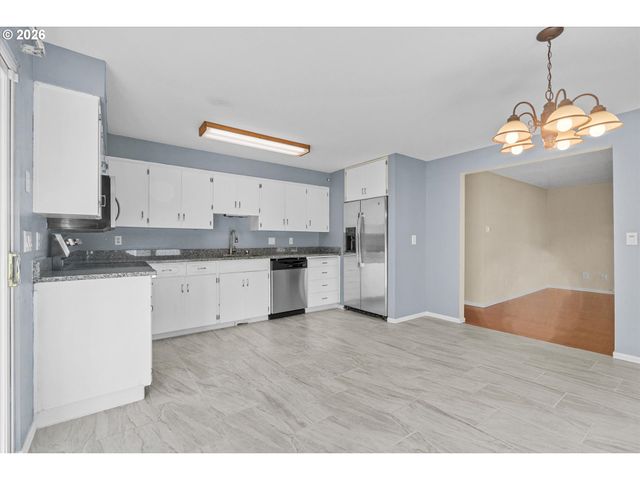 955 Se HOGAN Rd, Gresham, OR 97080