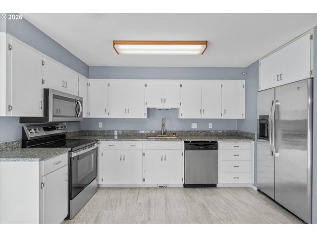 955 Se HOGAN Rd, Gresham, OR 97080