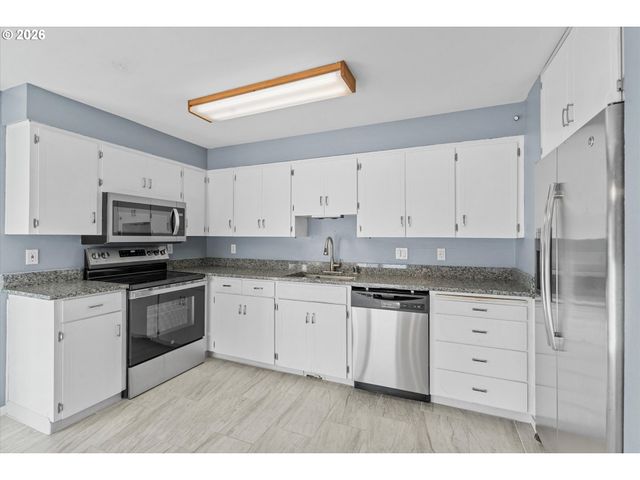 955 Se HOGAN Rd, Gresham, OR 97080