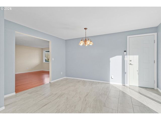 955 Se HOGAN Rd, Gresham, OR 97080