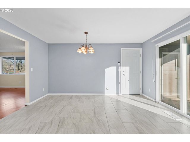 955 Se HOGAN Rd, Gresham, OR 97080