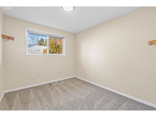 955 Se HOGAN Rd, Gresham, OR 97080