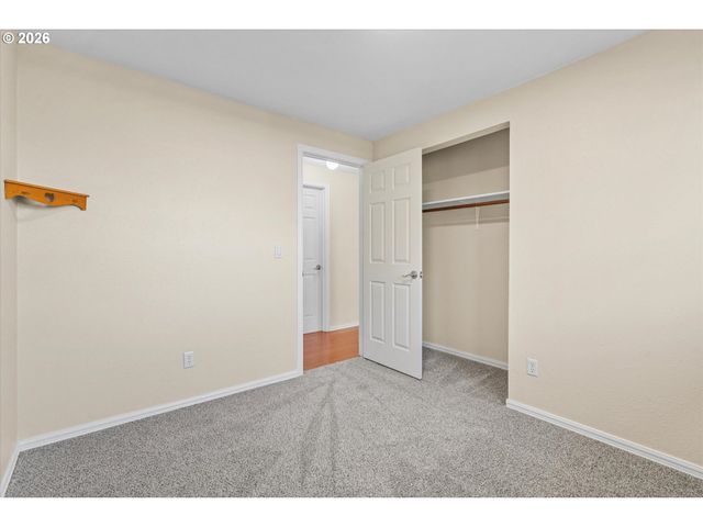 955 Se HOGAN Rd, Gresham, OR 97080