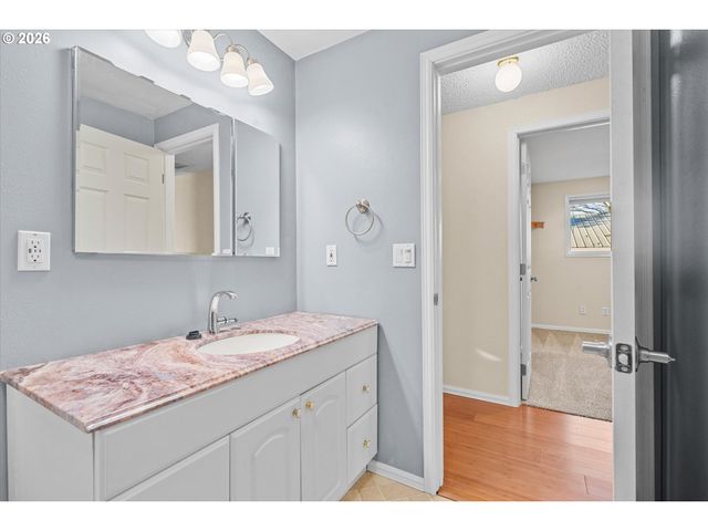 955 Se HOGAN Rd, Gresham, OR 97080