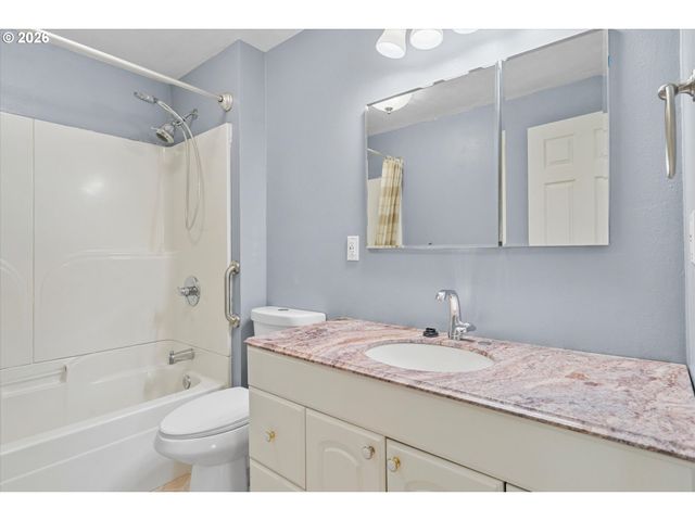 955 Se HOGAN Rd, Gresham, OR 97080