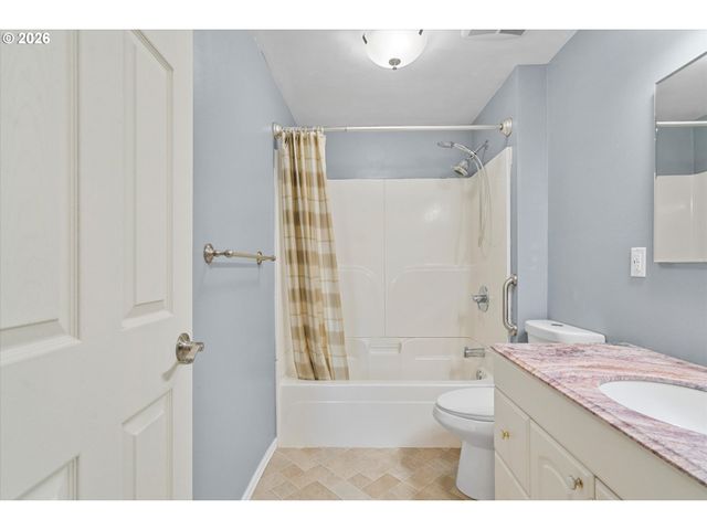 955 Se HOGAN Rd, Gresham, OR 97080