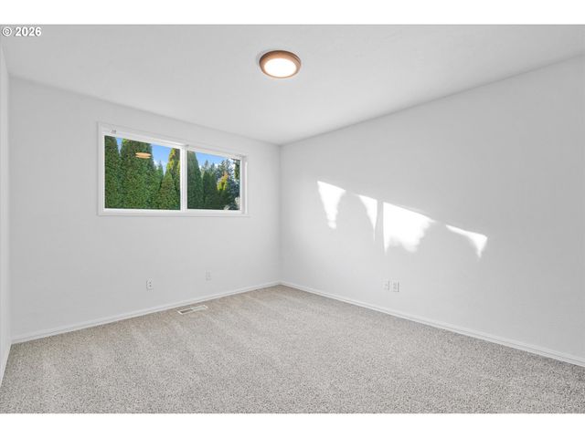 955 Se HOGAN Rd, Gresham, OR 97080