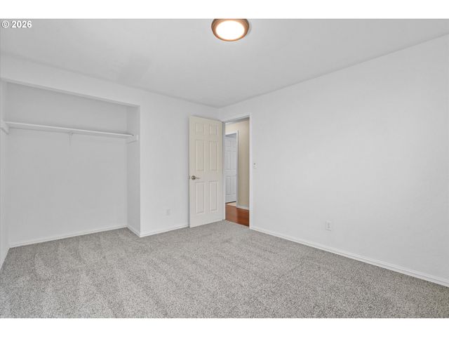 955 Se HOGAN Rd, Gresham, OR 97080