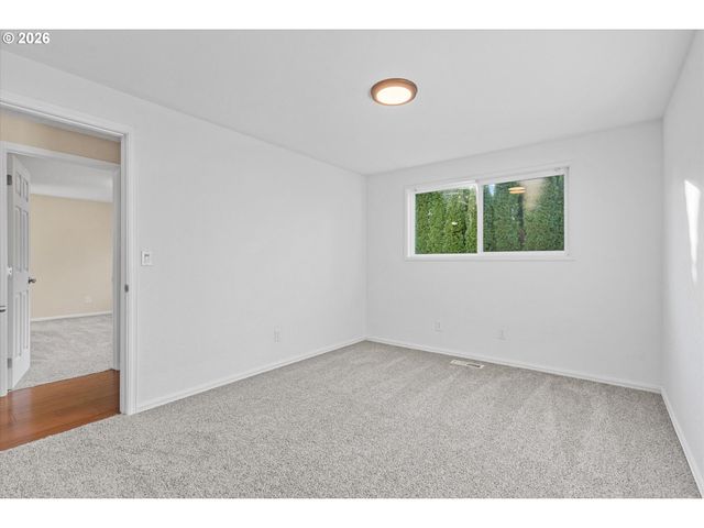 955 Se HOGAN Rd, Gresham, OR 97080