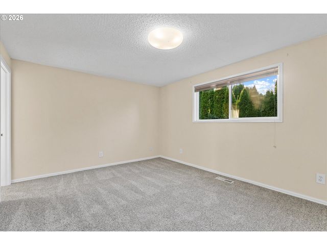 955 Se HOGAN Rd, Gresham, OR 97080