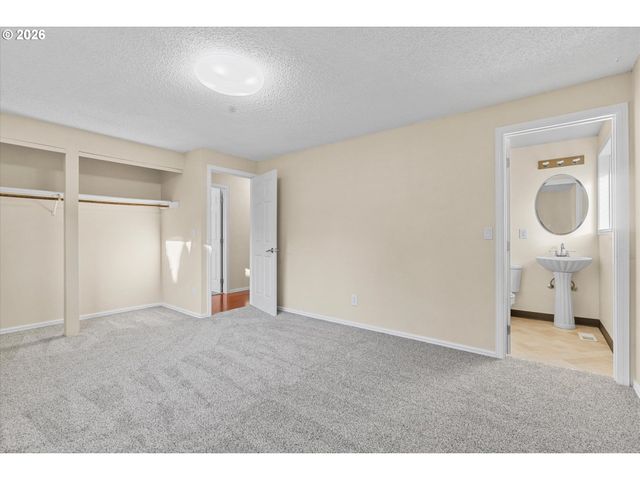 955 Se HOGAN Rd, Gresham, OR 97080