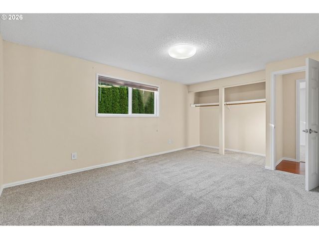 955 Se HOGAN Rd, Gresham, OR 97080