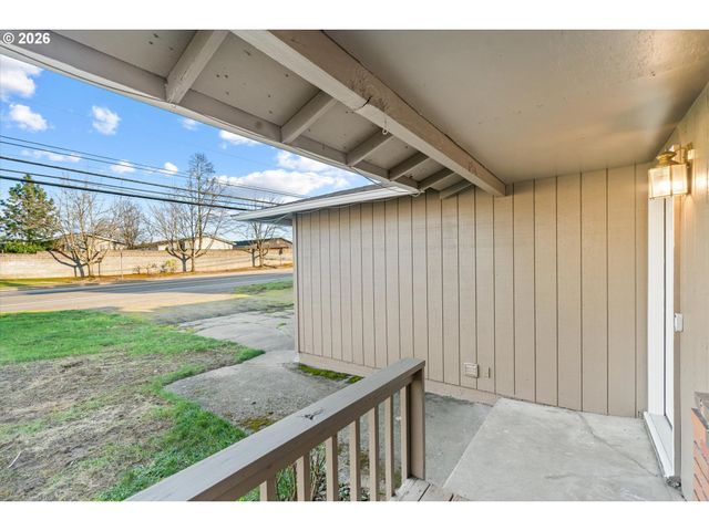 955 Se HOGAN Rd, Gresham, OR 97080