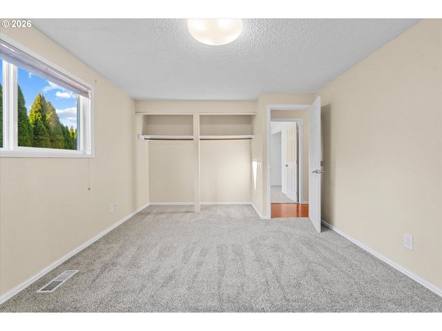 955 Se HOGAN Rd, Gresham, OR 97080