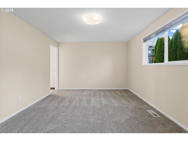 955 Se HOGAN Rd, Gresham, OR 97080