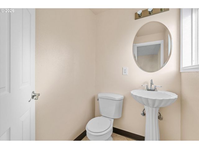 955 Se HOGAN Rd, Gresham, OR 97080