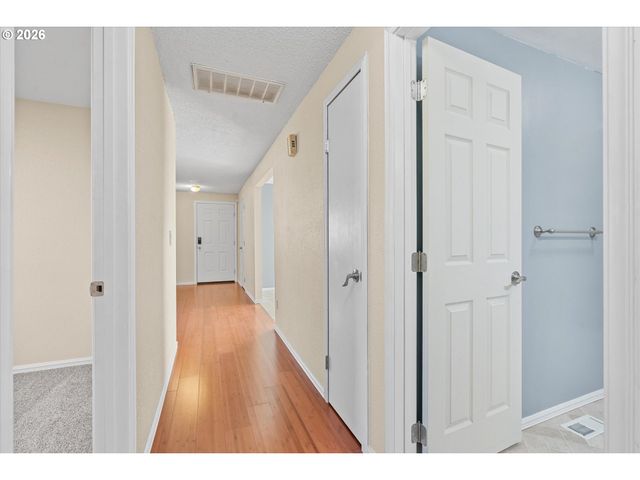 955 Se HOGAN Rd, Gresham, OR 97080