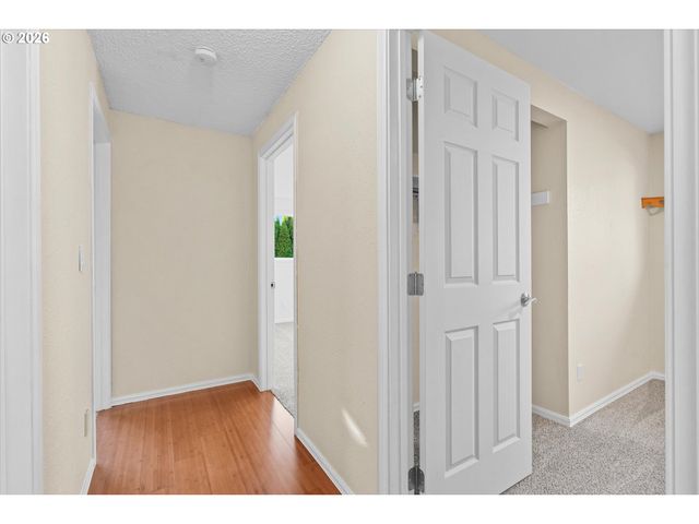 955 Se HOGAN Rd, Gresham, OR 97080