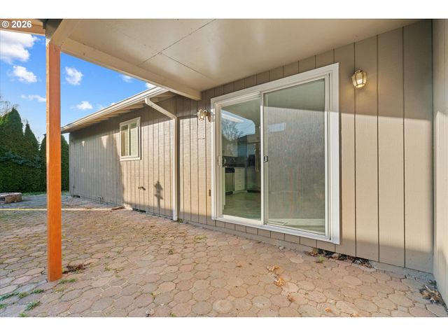 955 Se HOGAN Rd, Gresham, OR 97080