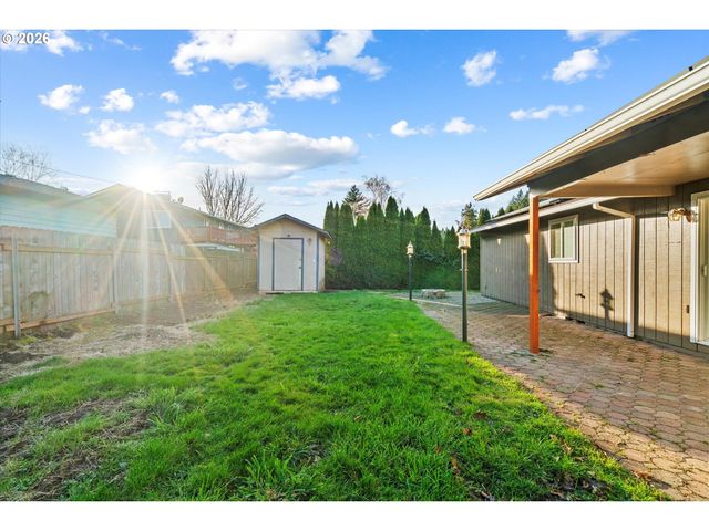 955 Se HOGAN Rd, Gresham, OR 97080