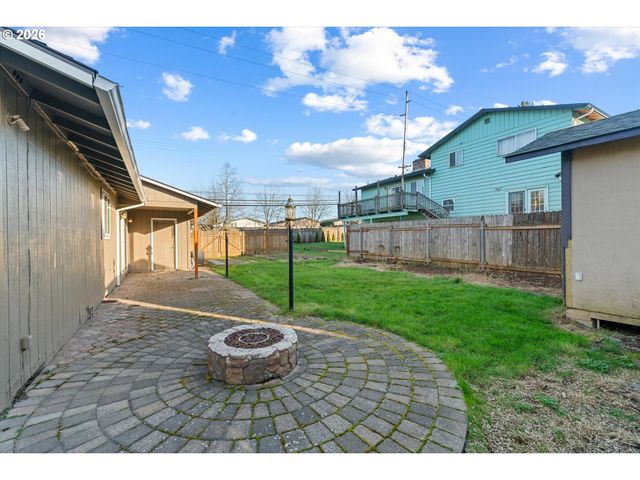 955 Se HOGAN Rd, Gresham, OR 97080