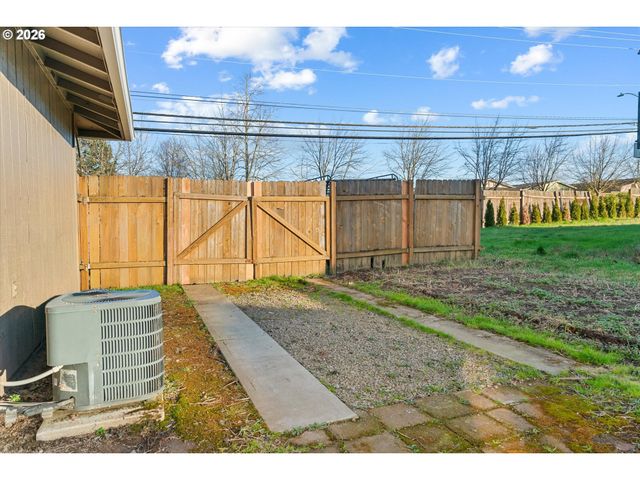 955 Se HOGAN Rd, Gresham, OR 97080