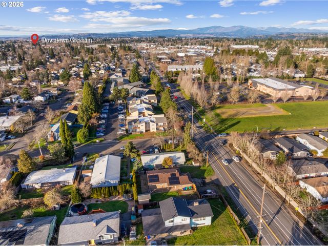 955 Se HOGAN Rd, Gresham, OR 97080