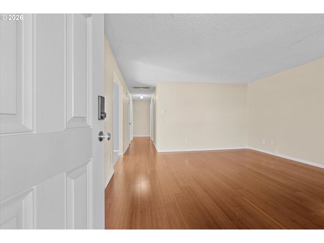 955 Se HOGAN Rd, Gresham, OR 97080