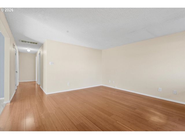 955 Se HOGAN Rd, Gresham, OR 97080