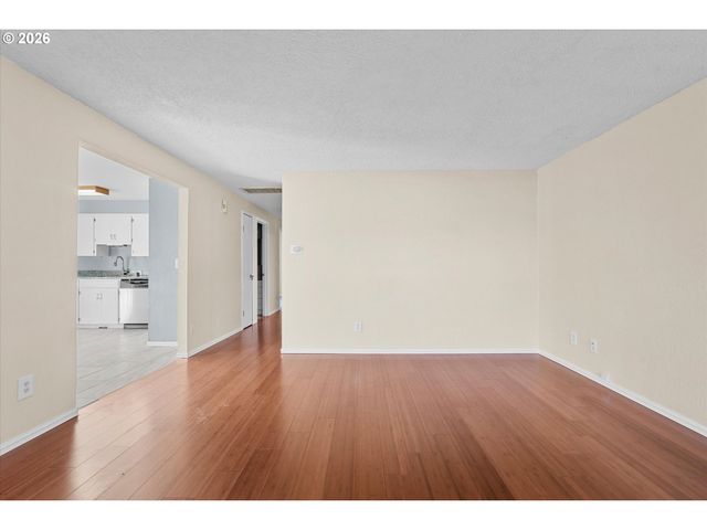 955 Se HOGAN Rd, Gresham, OR 97080