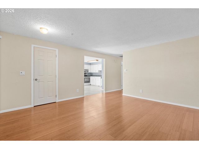 955 Se HOGAN Rd, Gresham, OR 97080