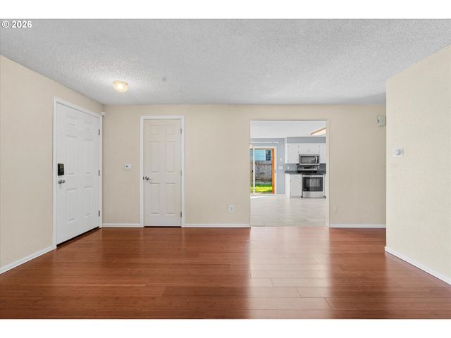 955 Se HOGAN Rd, Gresham, OR 97080