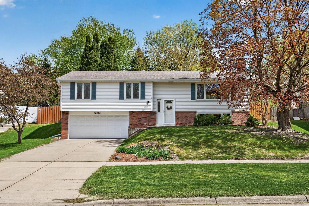 11213 River Hills Drive, Burnsville, MN 55337