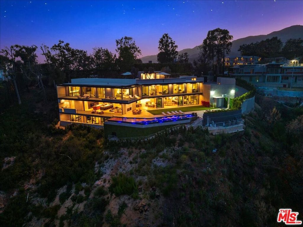 Image 2 of property listing at 766 Paseo Miramar, Pacific Palisades, CA 90272