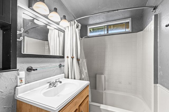 620 S Royal Avenue, Eagle Point, OR 97524