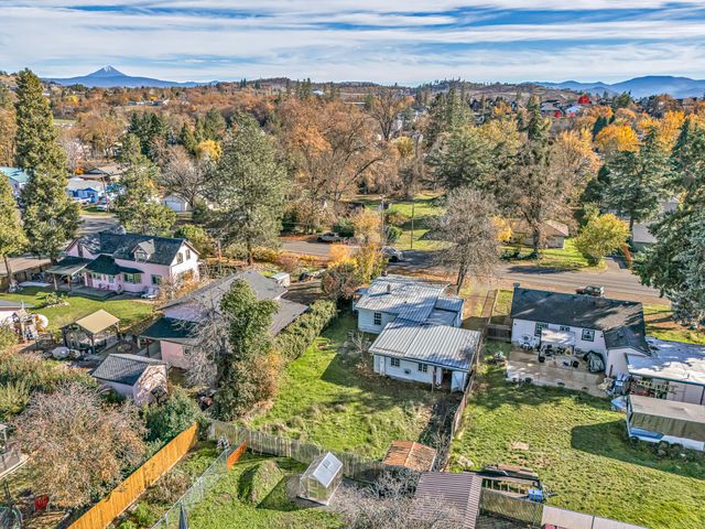 620 S Royal Avenue, Eagle Point, OR 97524