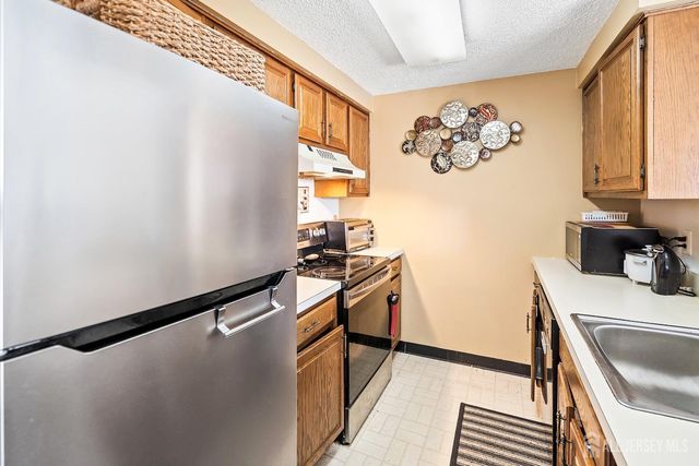 9207 Tamarron Drive, Plainsboro, NJ 08536