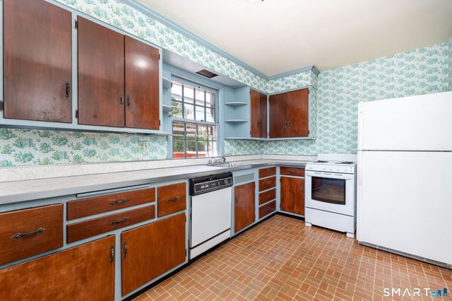 84 Norwich Avenue, Colchester, CT 06415