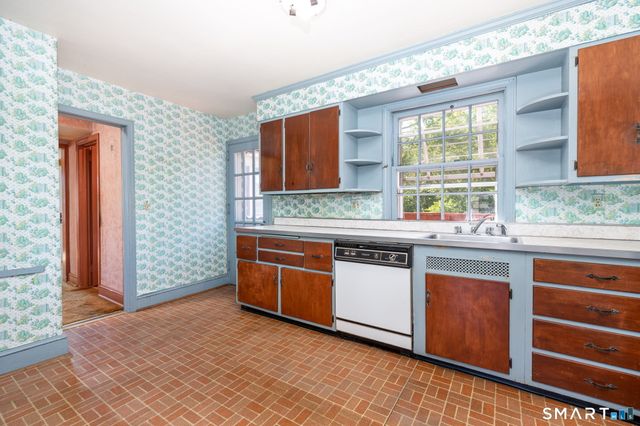 84 Norwich Avenue, Colchester, CT 06415