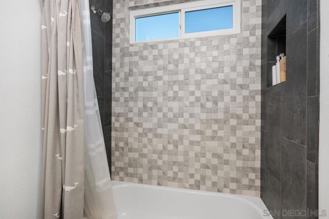 6429 La Vanco Ct, Carlsbad, CA 92009