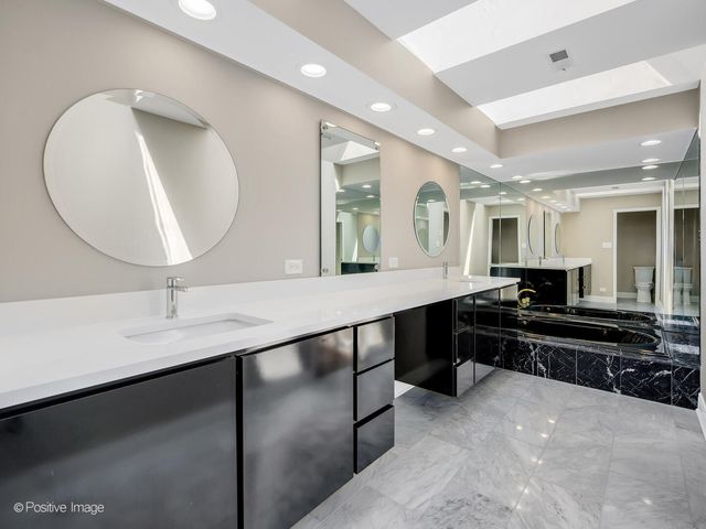 1604 Burr Ridge Club, Burr Ridge, IL 60527