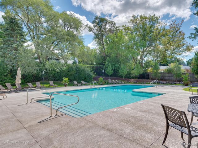 1604 Burr Ridge Club, Burr Ridge, IL 60527