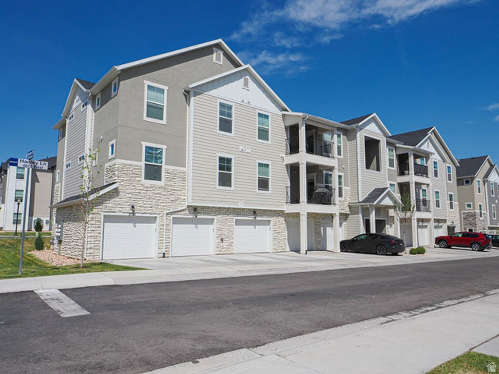 Image 3 of property listing at 13742 S HANLEY LN #GG202, Riverton, UT 84096